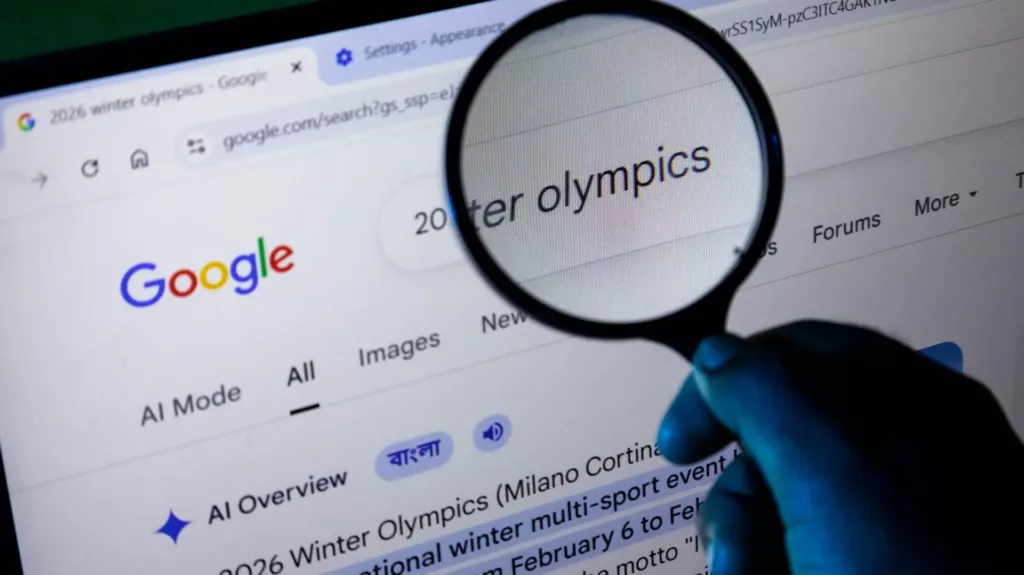 Écran avec une page de recherche Google et une loupe posée au-dessus pour mettre en avant une recherche et la réponse de l'IA Overview de Google.